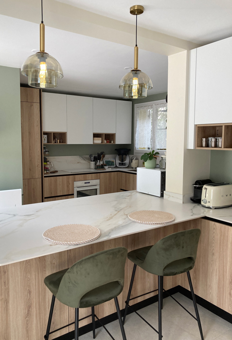 espace déjeuners avec vue sur cuisine