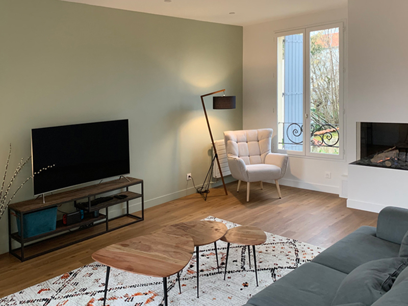 Vue sur salon tv fauteuil