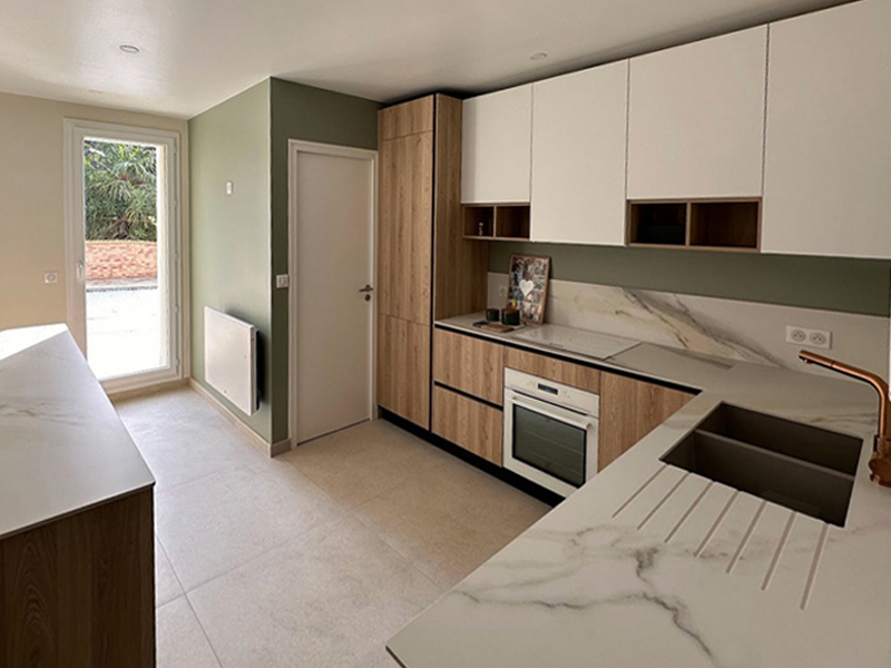 vue globale sur cuisine bois et couleur verte